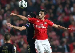Raúl Jiménez pelea un balón en Champions League