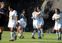 Fabiola Santamaría festeja con sus compañeras su gol vs Lobos