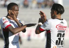 Jugadores de Lobos BUAP festejan un gol 