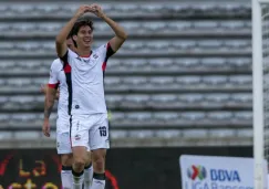 Mauro Lainez celebra gol con Lobos BUAP