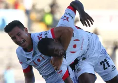 Mauro Lainez y Yago Da Silva festejan un gol de Lobos BUAP