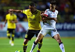 Mario Osuna y Mauro Lainez disputan un balón