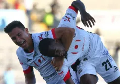 Mauro Lainez y Yago Da Silva festejan un gol de Lobos BUAP