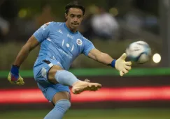 Antonio Rodríguez despeja el balón durante partido