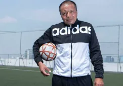 El profe Téllez posa en el campo de futbol