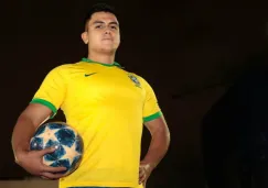Luis Felipe posa con su uniforme y el balón 