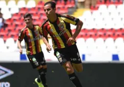 Omar Bravo celebra una anotación con los Melenudos