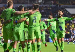 Jugadores de Monarcas, en festejo de gol