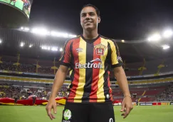 Omar Bravo posa con la camiseta de UdeG