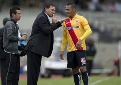 Carlos Bustos da indicaciones cuando era DT de Morelia