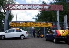 Automóviles bloqueando una de las entradas al Estadio Morelos