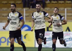 Jugadores de Dorados festejan un gol