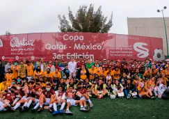 Jugadores e invitados posan en el terreno de juego