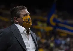 Miguel Herrera dirige un partido con Tigres