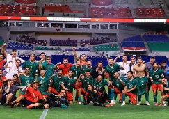 Jugadores de México festejan la victoria sobre Japón