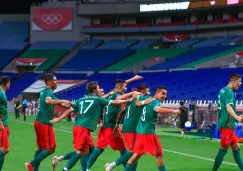 Jugadores del Tri Olímpico festejan un gol