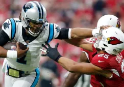 Cam Newton supera tacleadas para lograr un TD