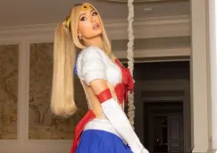 Paris Hilton modelando su disfraz