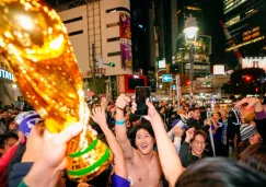 Aficionados japoneses esperan al semáforo rojo para celebrar