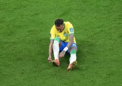 Neymar, en el césped del Lusail, tras haberse lesionado