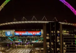 Estadio de Wembley con los colores LGBT