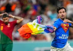 Aficionado ingresó a la cancha en el Uruguay vs Portugal para protestar a favor de la comunidad LGBTQ+