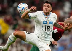 Maxi Gómez pelea el balón contra Pepe