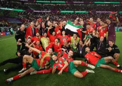 Jugadores de Marruecos festejando con bandera de Palestina