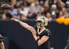 Carr dio cuatro pases de TD en victoria de Saints