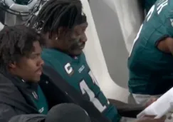 Brown leyendo en la banca de los Eagles