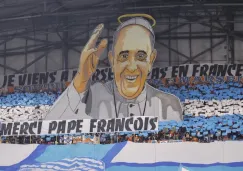 ¡Homenaje hasta el cielo! Olympique de Marsella lanzó un tifo en honor al Papa Francisco