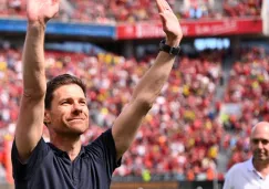 Xabi Alonso se despide del Bayer Leverkusen subiendo a la grada con los aficionados 