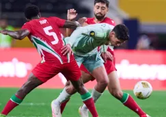 Edson Álvarez regaló su jersey a jugador de Surinam