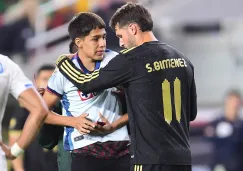 Fanático de Cruz Azul invade la cancha para saludar a Santiago Giménez