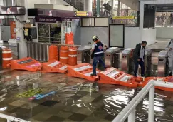 ¡Metro Pantitlán, inundado! Usuarios cruzan entre charcos y plásticos para llegar a andenes
