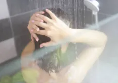 Riesgos y beneficios de bañarse con agua caliente, según la UNAM