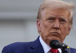 Trump ordena cárcel y deportación a quien queme bandera de Estados Unidos