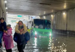 63 pasajeros rescatados tras quedar microbús varado en Río Churubusco por lluvias en CDMX