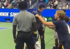 Aficionado intenta abrir maleta de Sinner tras su partido de cuarta ronda en el US Open