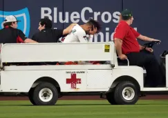 Gurriel Jr. tuvo que abandonar el juego apoyado por el cuerpo médico