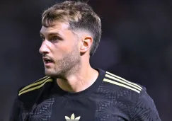 Figura de Japón intercambia camiseta con Santiago Giménez 