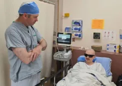 ¿Qué? Hombre recupera la vista tras implante de su propio diente en el ojo