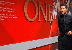 Simeone llegando a Anfield