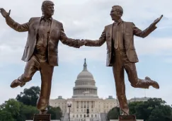 Las figuras tenían una altura de casi cuatro metros y eran sostenidas por una base.