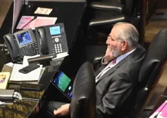 Adán Augusto López es captado viendo la Champions League en plena sesión del Senado 