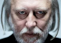 El novelista húngaro se caracteriza por su narrativa sombría y filosófica.