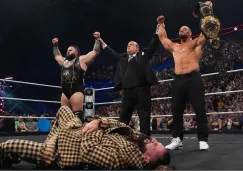 Seth Rollins terminó el programa tendido en el ring