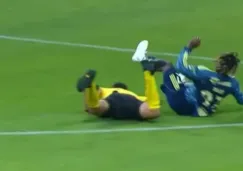 Allan Saint-Maximin se estrella con Luis Enrique Santanter en el Toluca vs América