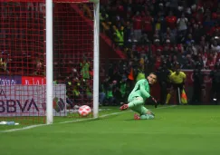 Ángel Malagón provoca duro golpe y penal 