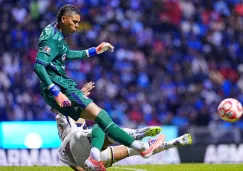 Reviven 'patadas' de Adalberto Carrasquilla tras lesión de Kevin Mier